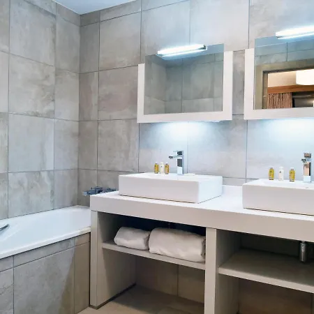 Apartamento Avec Parking Et Animaux Admis, Proche Pistes - Fr-1-562-52 Courchevel